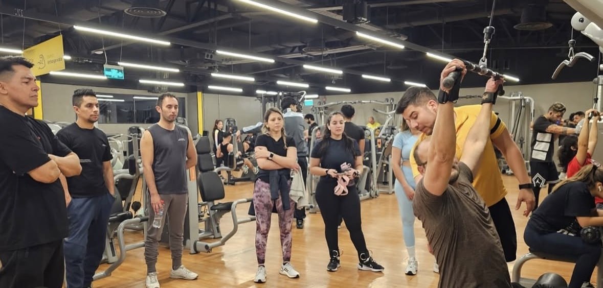 Nicolás guiando un ejercicio mientras el grupo observa